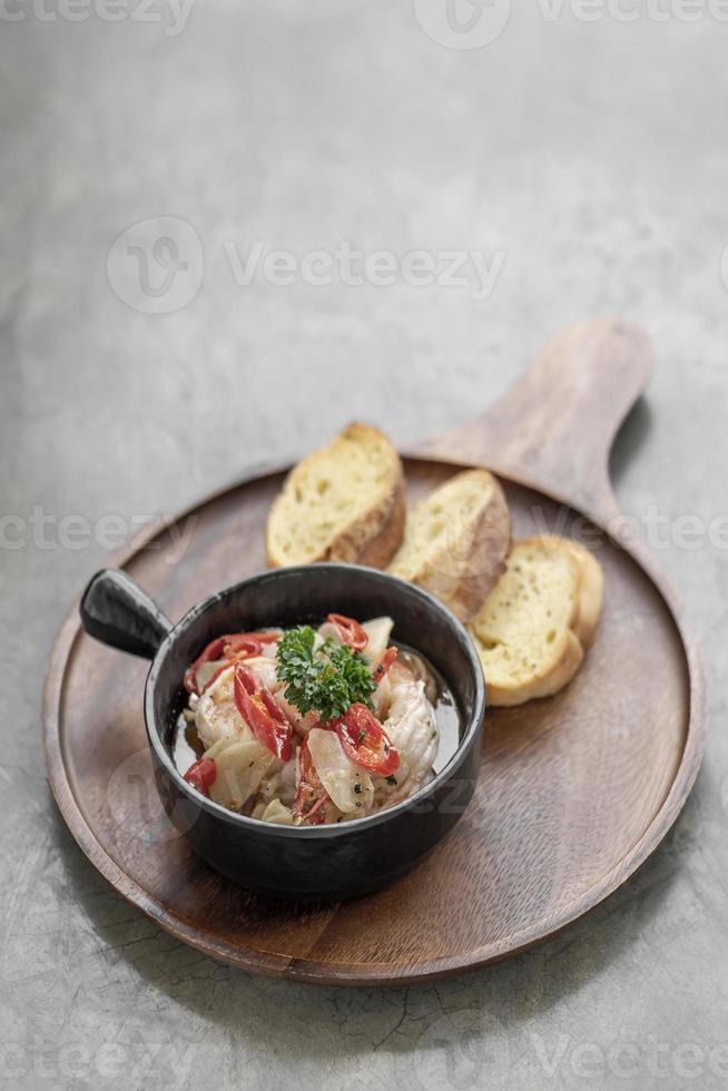 gamberi piccanti al ristorante di tapas di pesce all'aglio e peperoncino foto