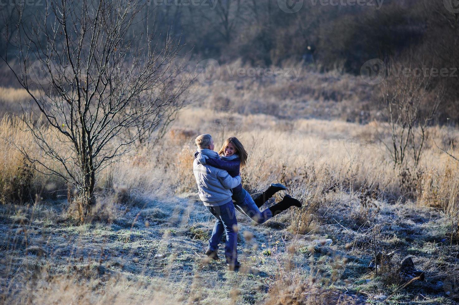 coppia che si diverte a correre giù per il pendio foto