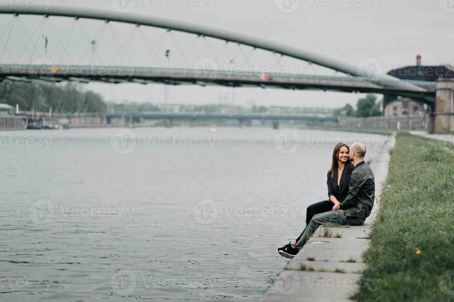 coppia che si abbraccia su un molo foto
