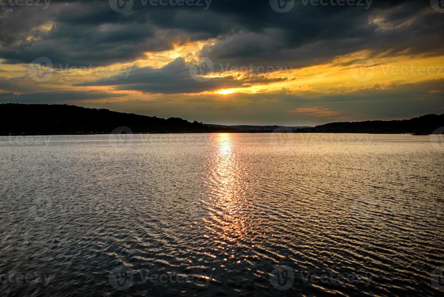 tramonto prima di un temporale estivo. foto