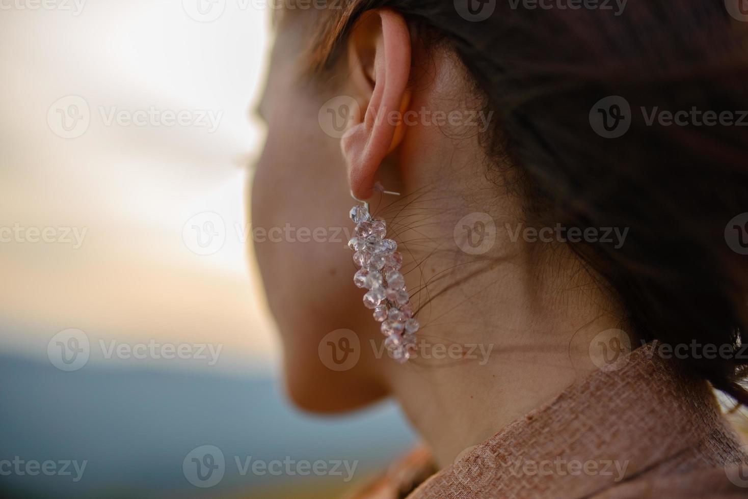 sposa in montagna. il concetto di stile di vita e matrimonio. foto