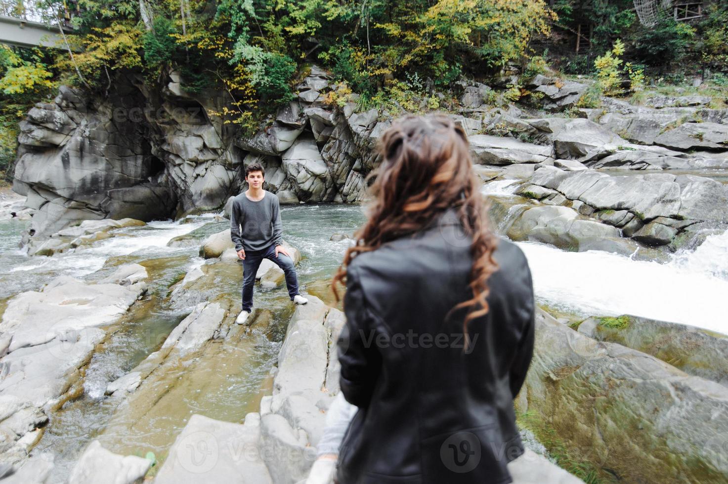 coppia incredibilmente bella e adorabile sullo sfondo di un fiume di montagna foto