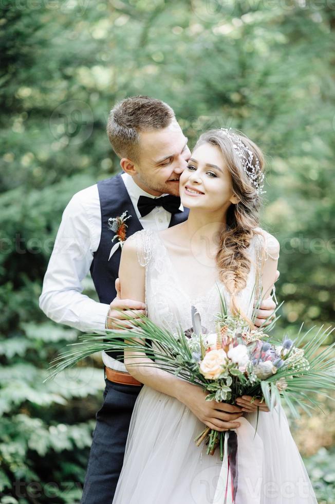 servizio fotografico di una coppia innamorata. cerimonia nuziale nello stile di bokho foto