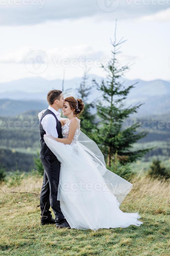 bellissimi sposi in montagna foto