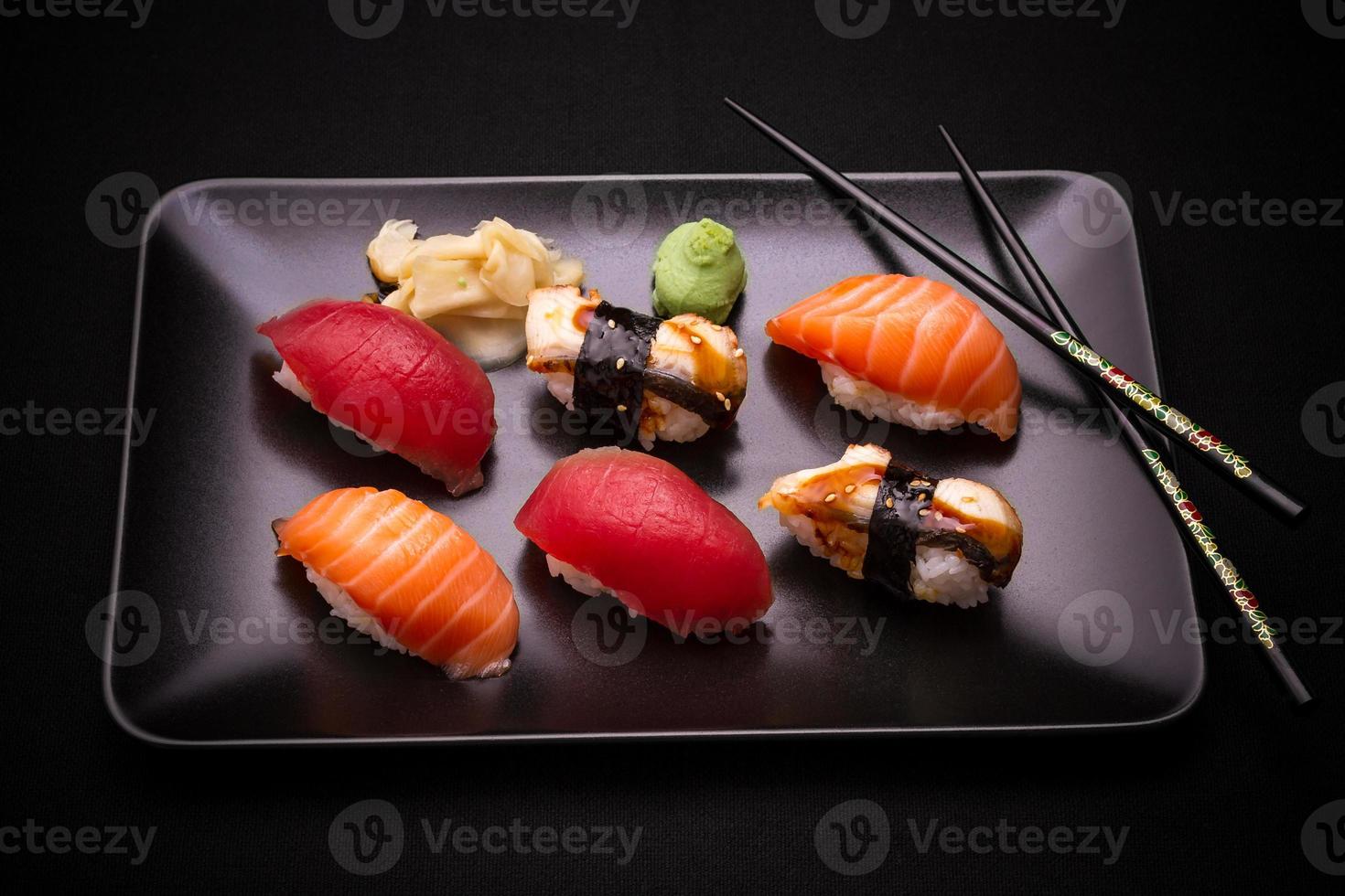 sushi di anguilla, salmone e tonno con le bacchette foto