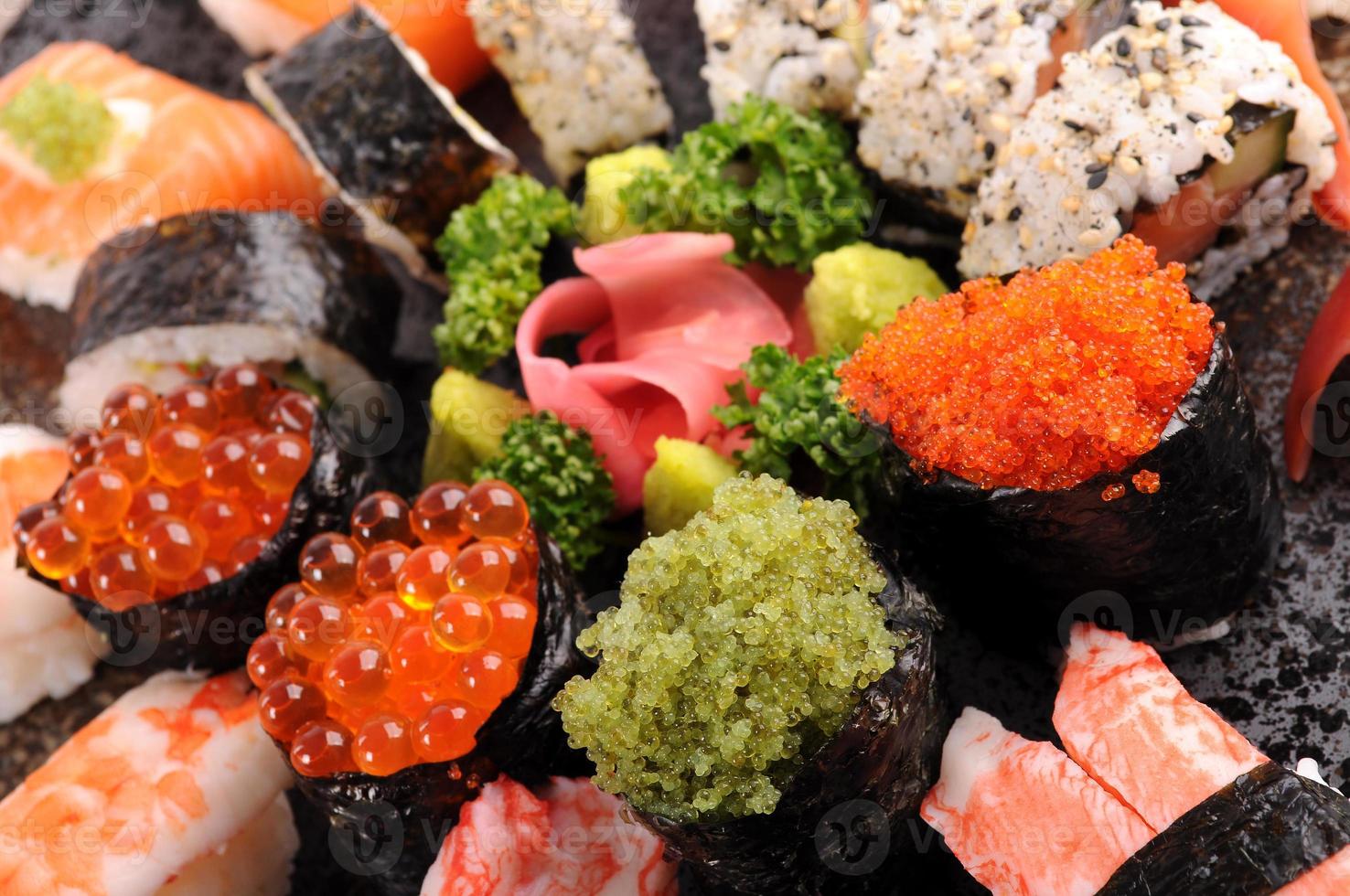 piatto di sushi assortito foto