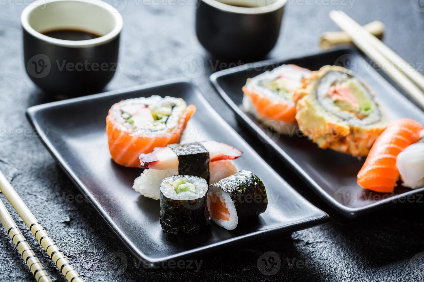 sushi servito con salsa di soia per due foto