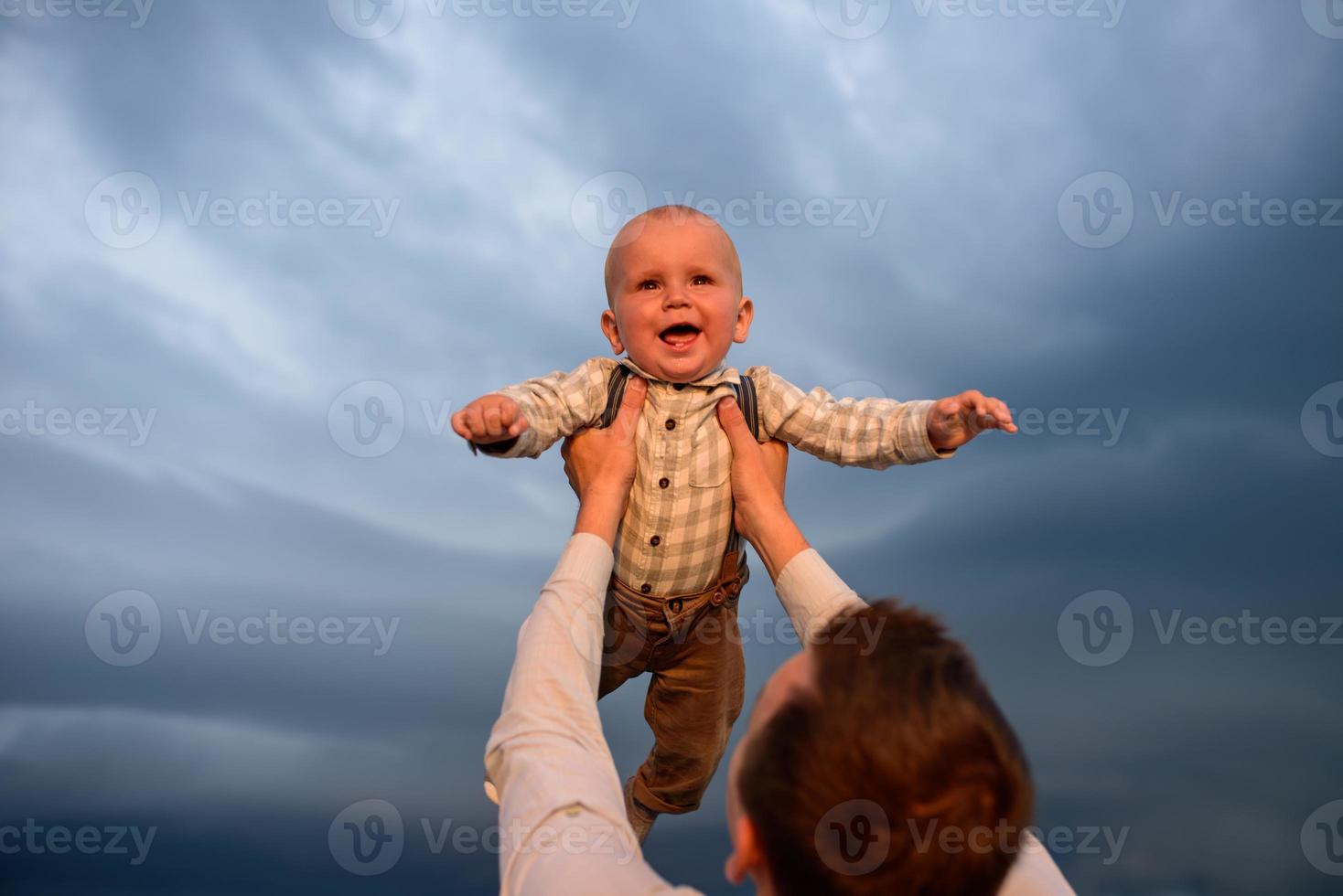 padre e madre guidano per mano il figlio di un anno. foto