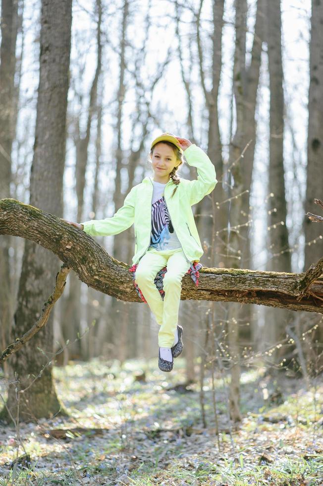 bambina nella foresta foto