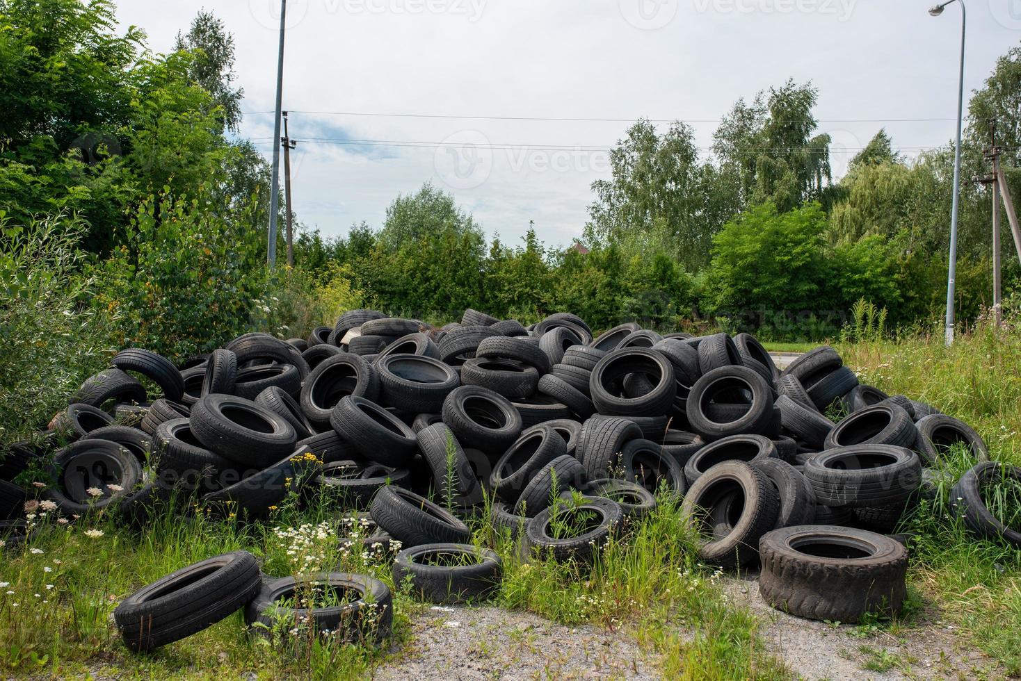 vecchi pneumatici neri per auto. discarica non autorizzata. foto