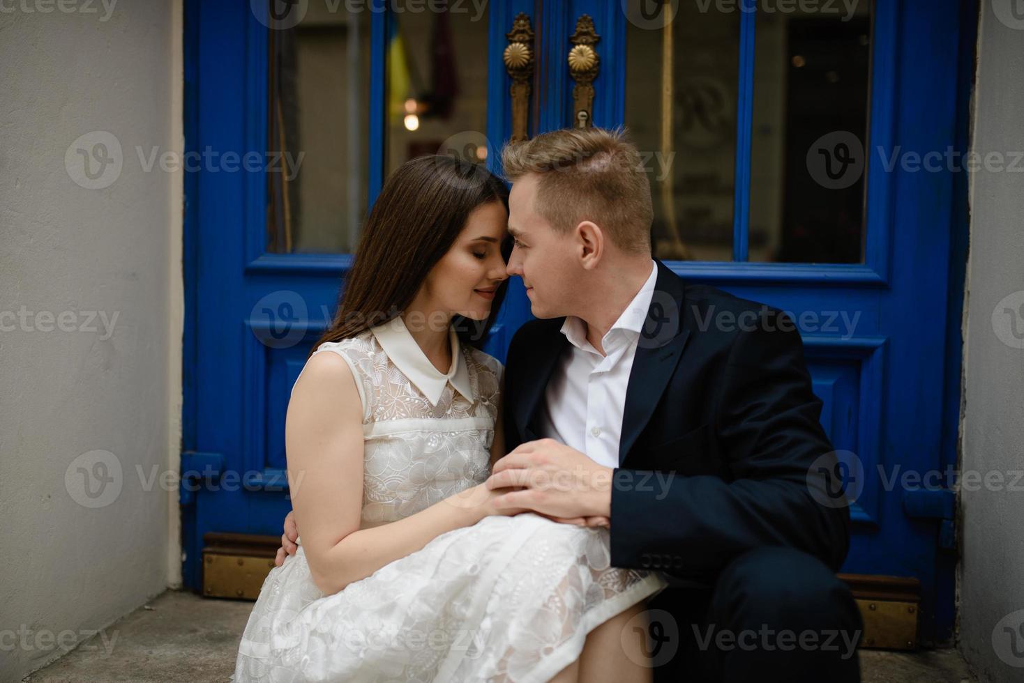 felice sorridente giovane coppia attraente ad un appuntamento seduto in un caffè di strada in estate, condividendo un drink, guardandosi con amore, flirtando, divertendosi insieme foto