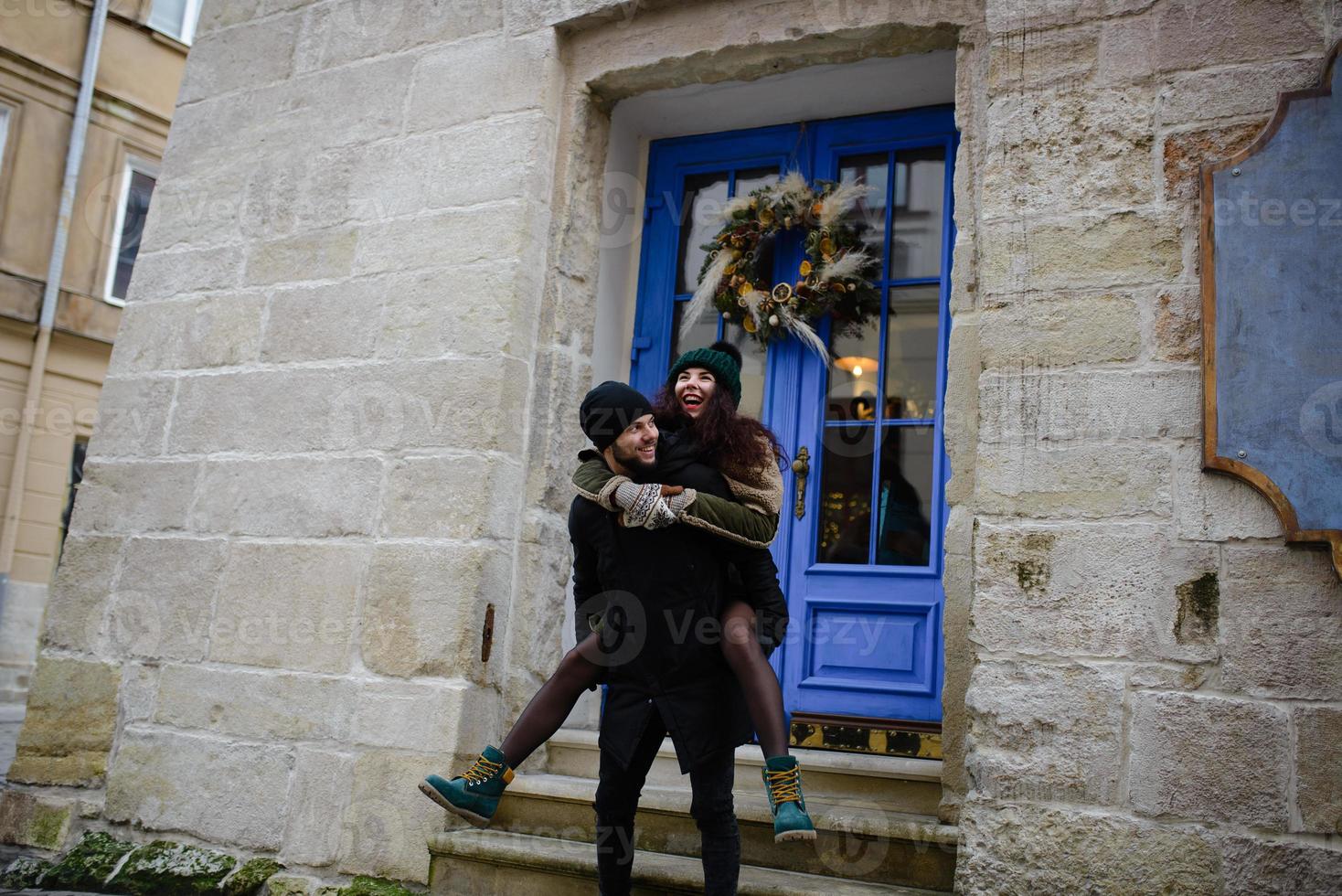 la giovane coppia romantica si diverte all'aperto in inverno prima di natale. godendo di passare del tempo insieme alla vigilia di Capodanno. due amanti si abbracciano e si baciano nel giorno di San Valentino. foto