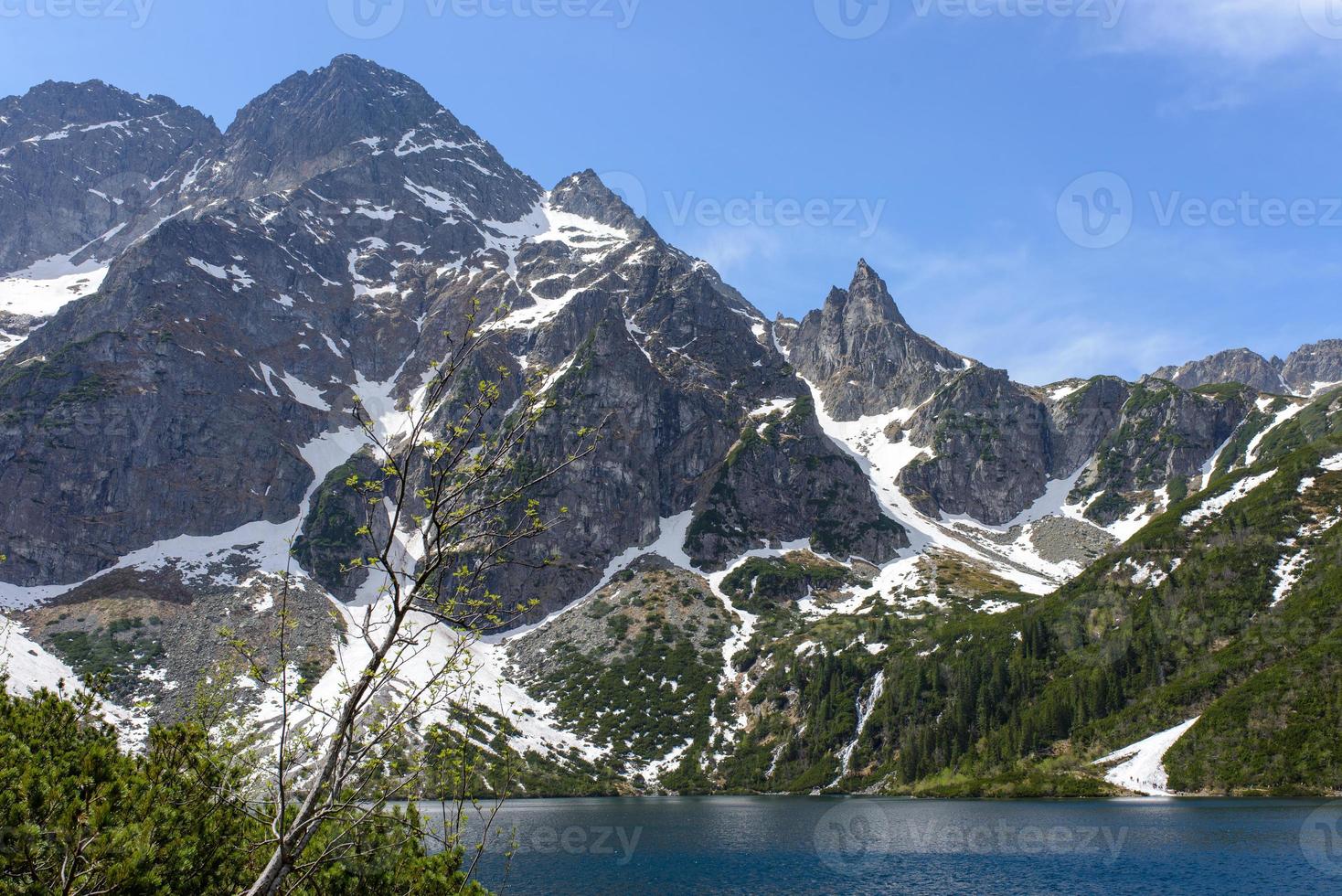 morskie oko lago occhio del mare al parco nazionale dei tatra vicino alla città di zakopane in polonia foto