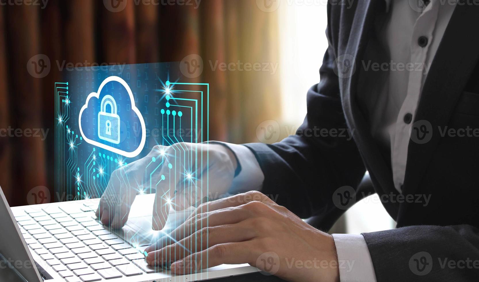 l'uomo d'affari utilizza laptop e smartphone con lucchetto e sfondo tecnologico cloud, concetto di privacy della tecnologia aziendale di protezione dei dati di sicurezza informatica, concetto di Internet del business globale foto