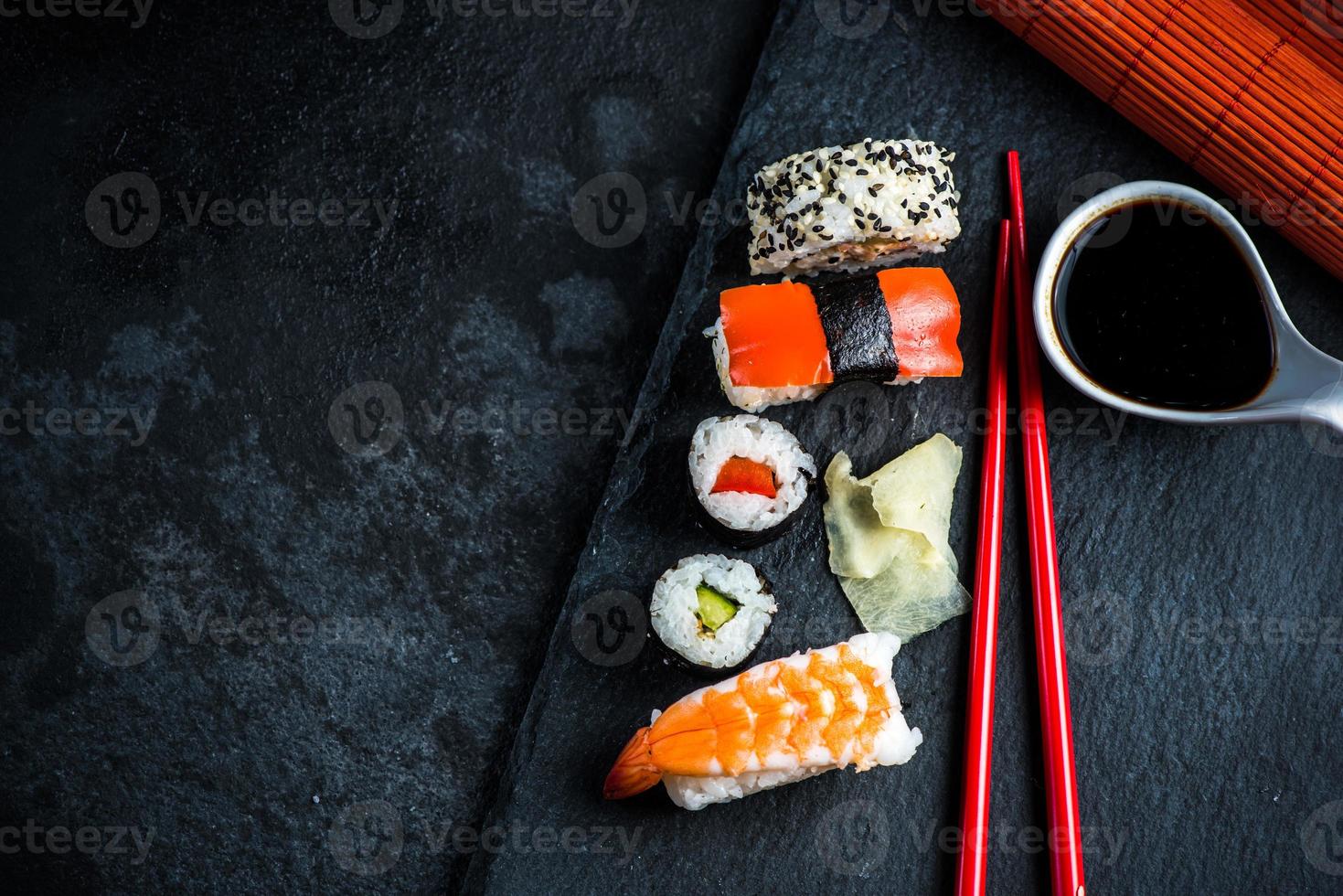 selezione di sushi su ardesia nera foto