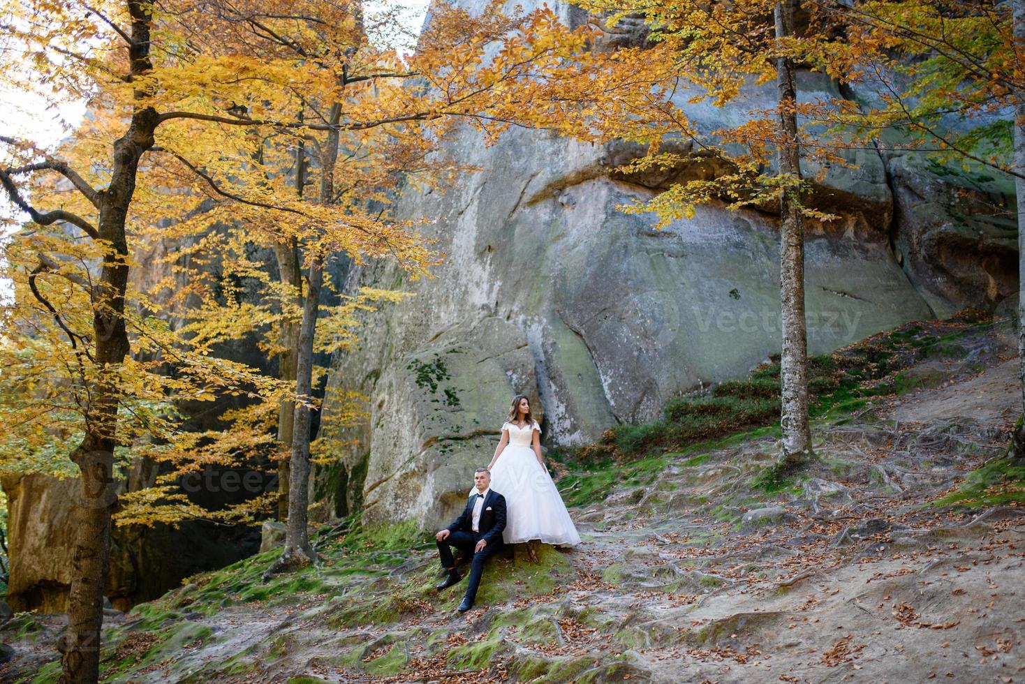 sposa e sposo. una coppia che passeggia tra la bella gola stretta. la gola era ricoperta di muschio verde. gli sposi girano e corrono. foto