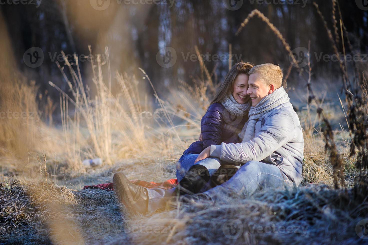 giovane bella moda sensuale coppia innamorata seduta nel campo freddo invernale foto