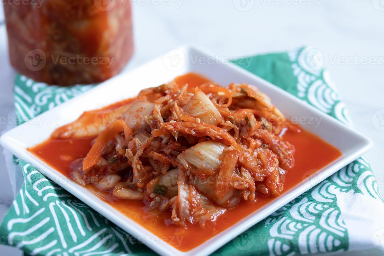 kimchi di lattuga piccante, cibo coreano, cibo vegetariano buono per la salute foto