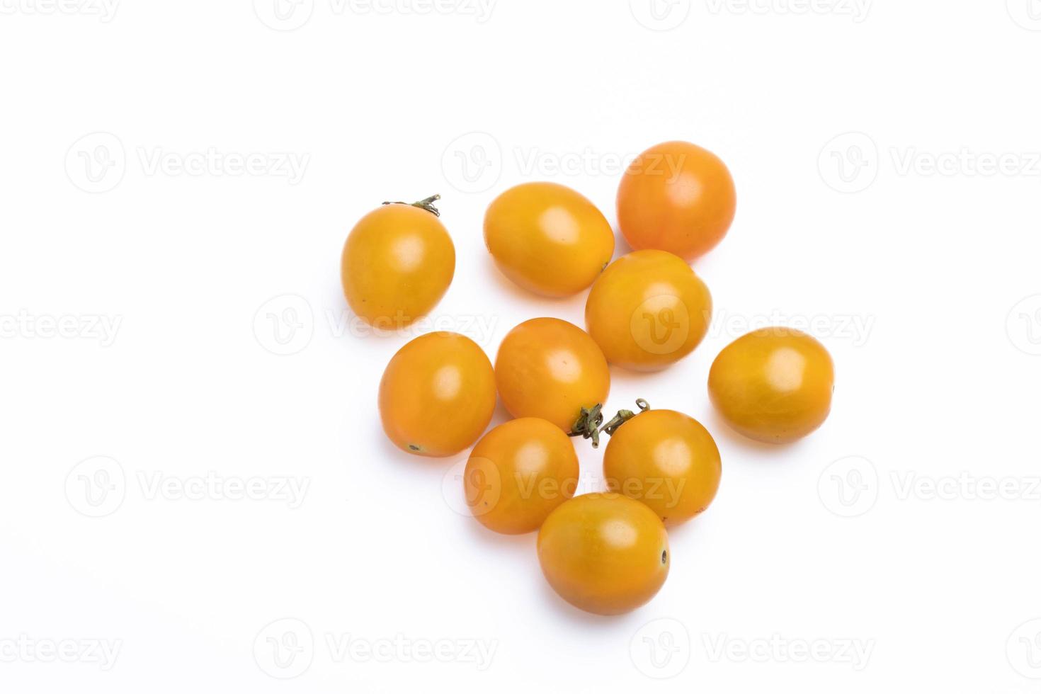 pomodoro ciliegino giallo biologico su sfondo bianco foto