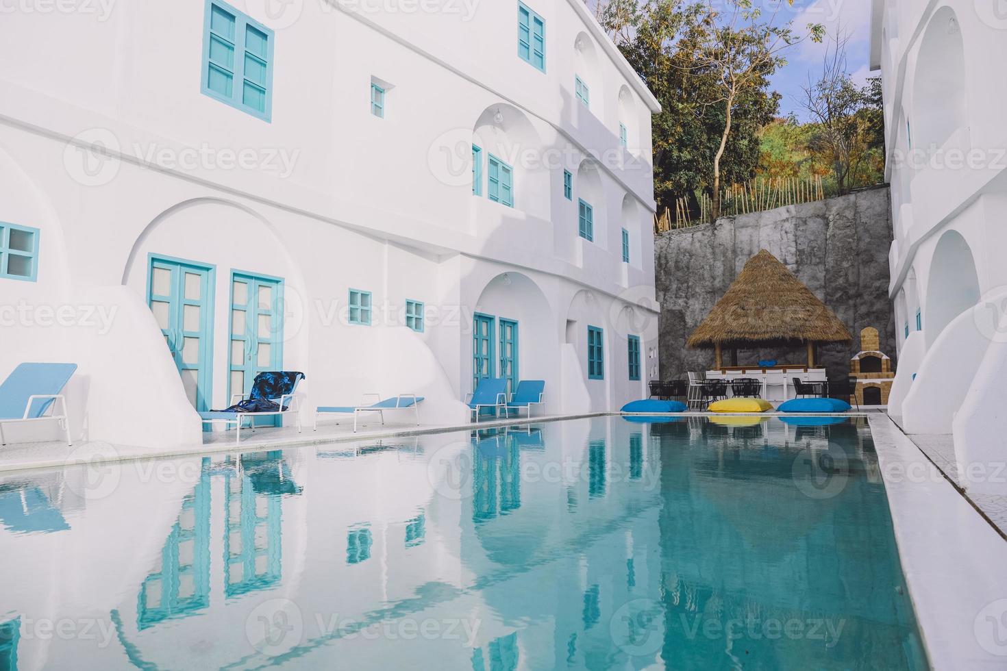 piscina con gazebo nel mezzo dell'edificio del resort art déco. labuan bajo, indonesia, agosto 2021 foto