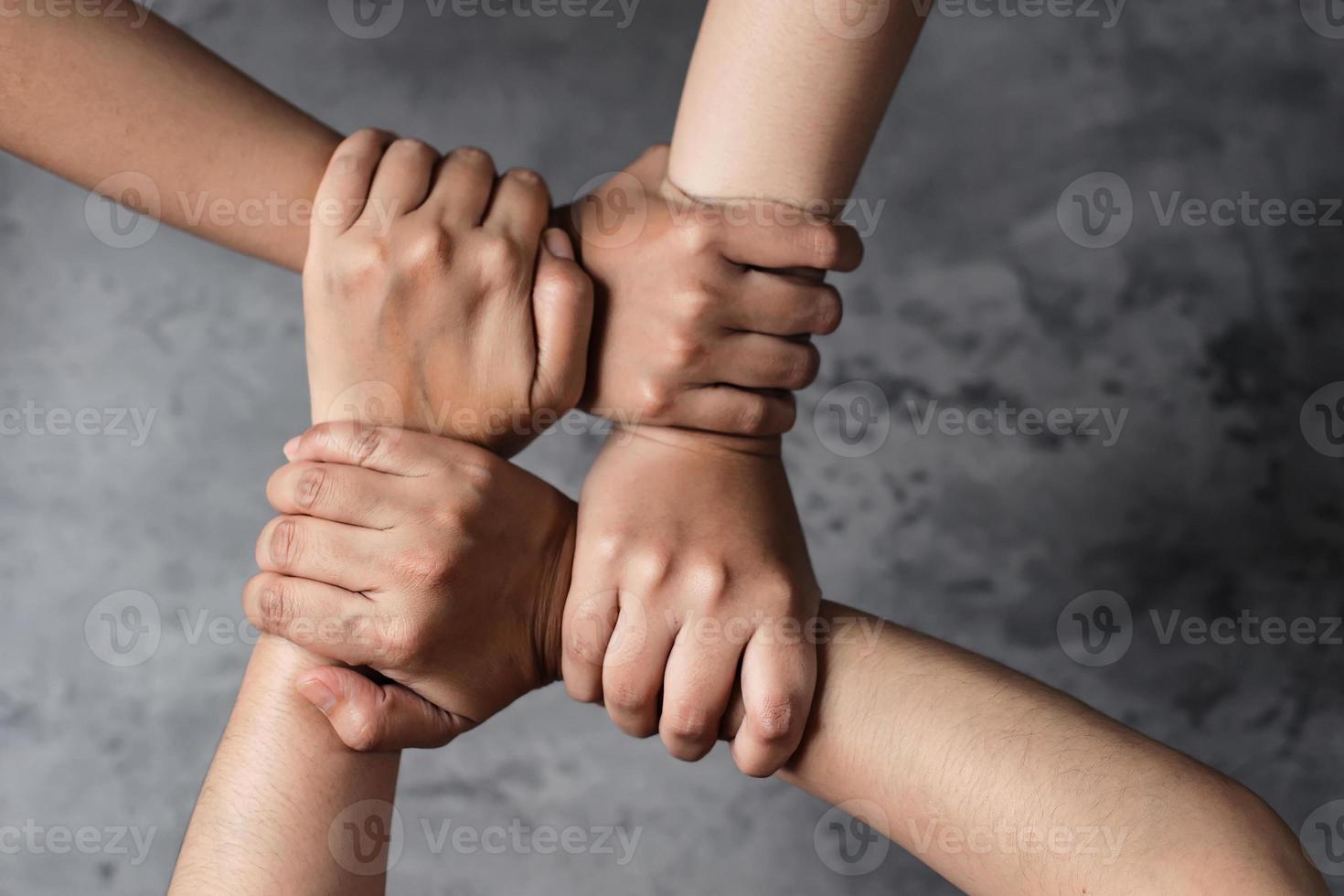 primo piano delle mani che si tengono l'un l'altro per il concetto di insieme foto