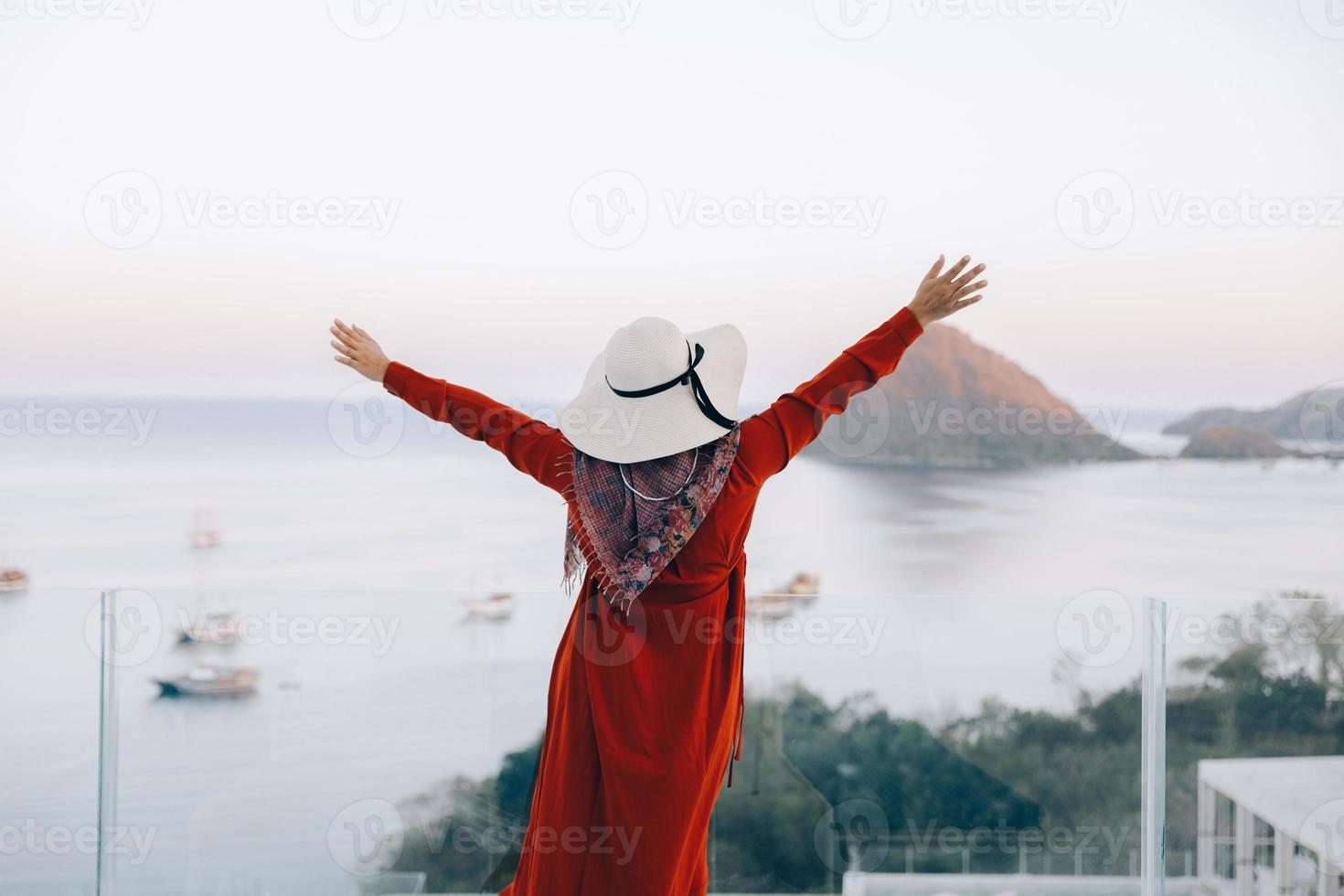 donna di libertà che gode della vista sul mare dal tetto foto