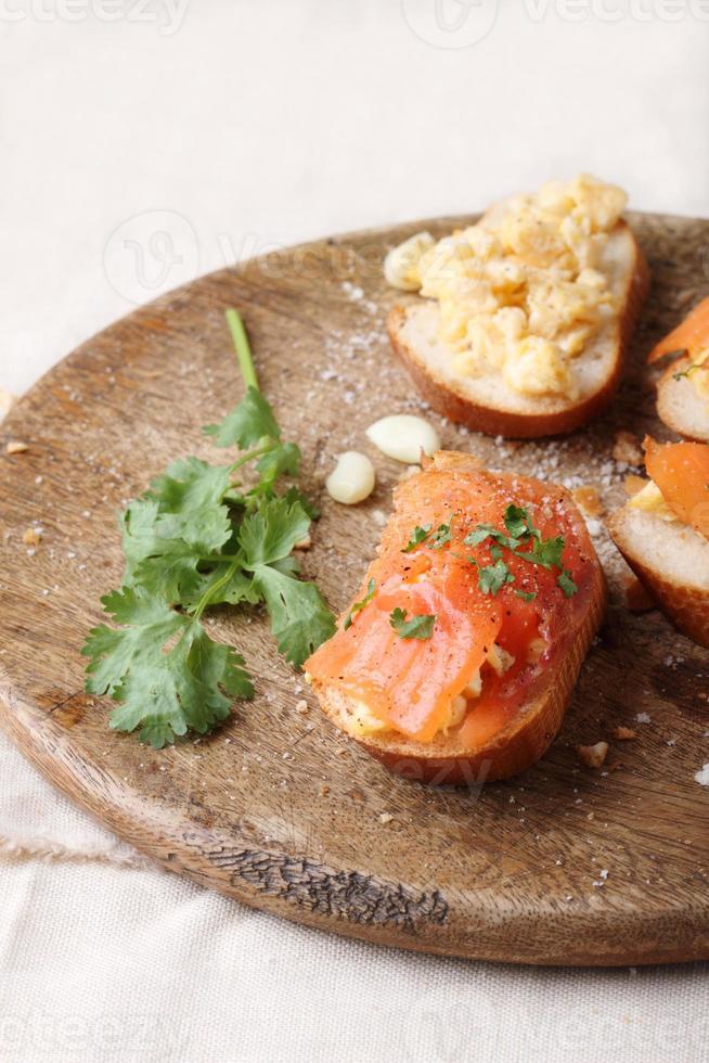 uova strapazzate con salmone affumicato, toast con baguette foto