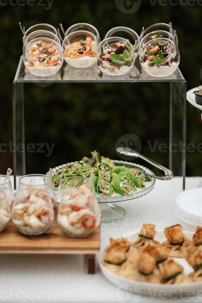 buffet di benvenuto con alcolici e snack foto