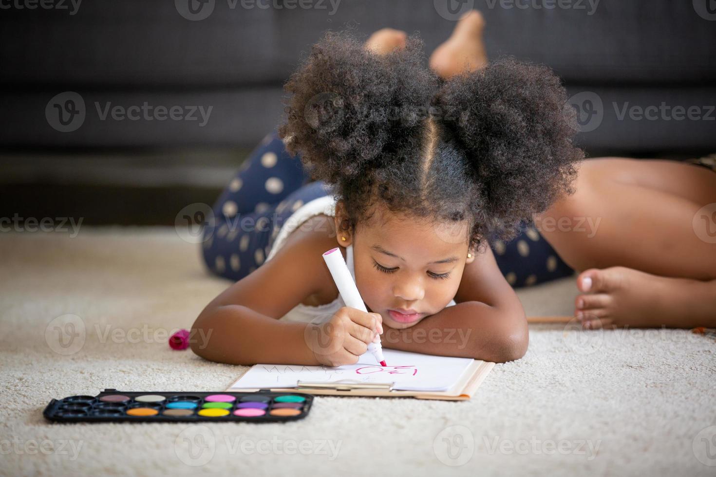 ritratto di felice giovane famiglia afroamericana con bambini piccoli sedersi rilassarsi sul divano coccole, sorridente genitori neri riposano sul divano abbraccio bambini in età prescolare che posano per una foto a casa insieme