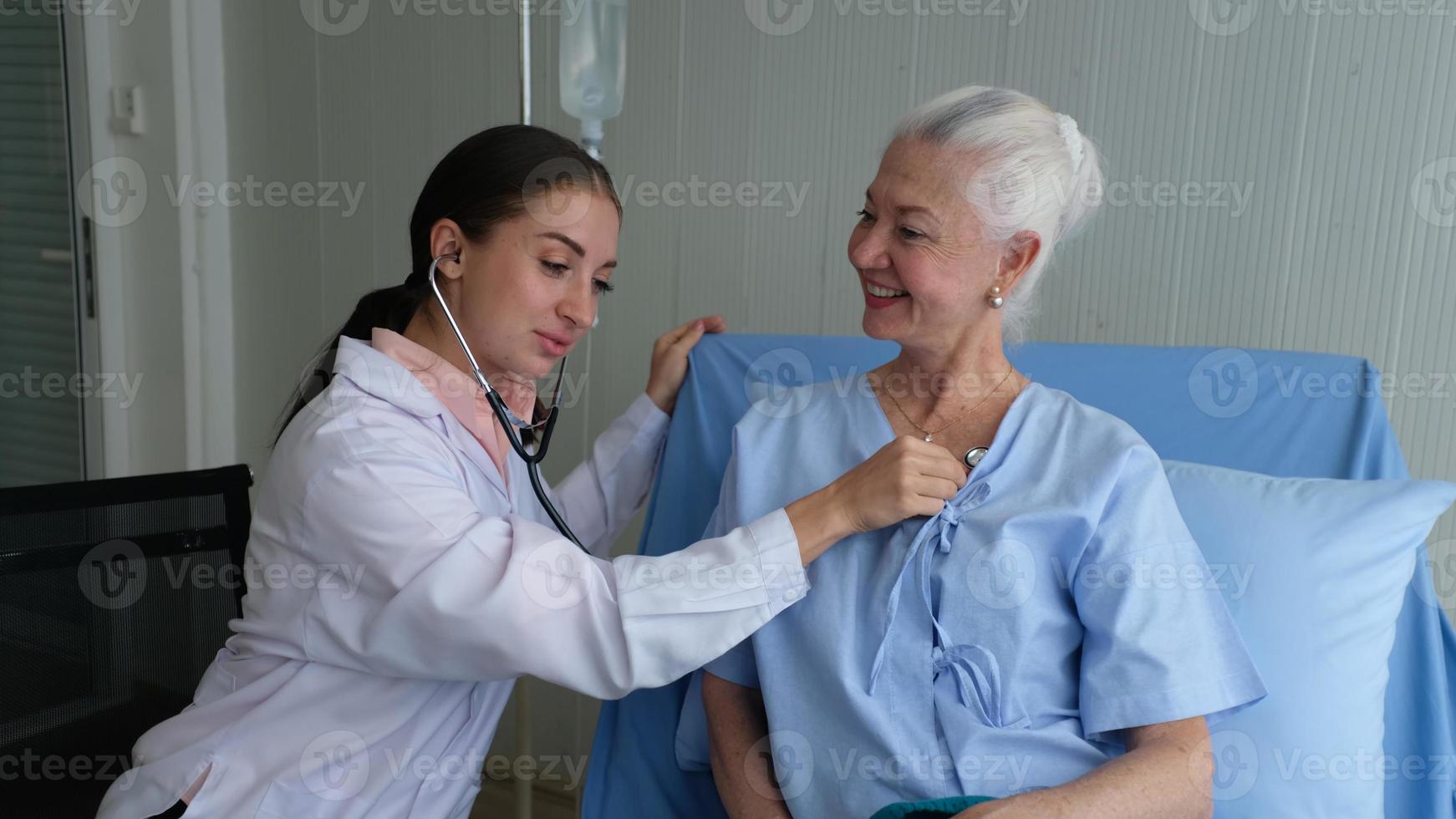 medico di sesso femminile e paziente anziano check-up in ospedale. foto