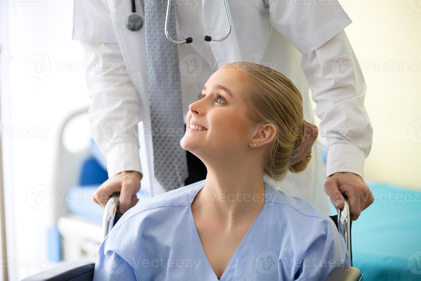 medico e paziente in ospedale foto