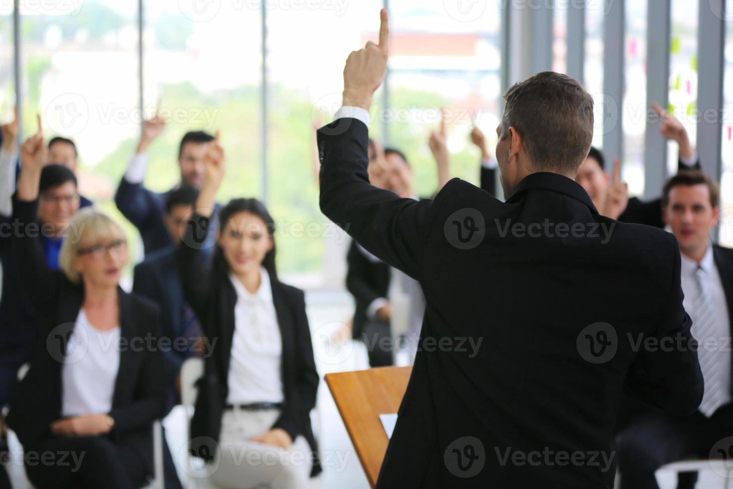 relatore che fa una presentazione in sala. udienza o sala conferenze. vista posteriore di partecipanti non riconosciuti in pubblico. evento convegno scientifico, formazione foto