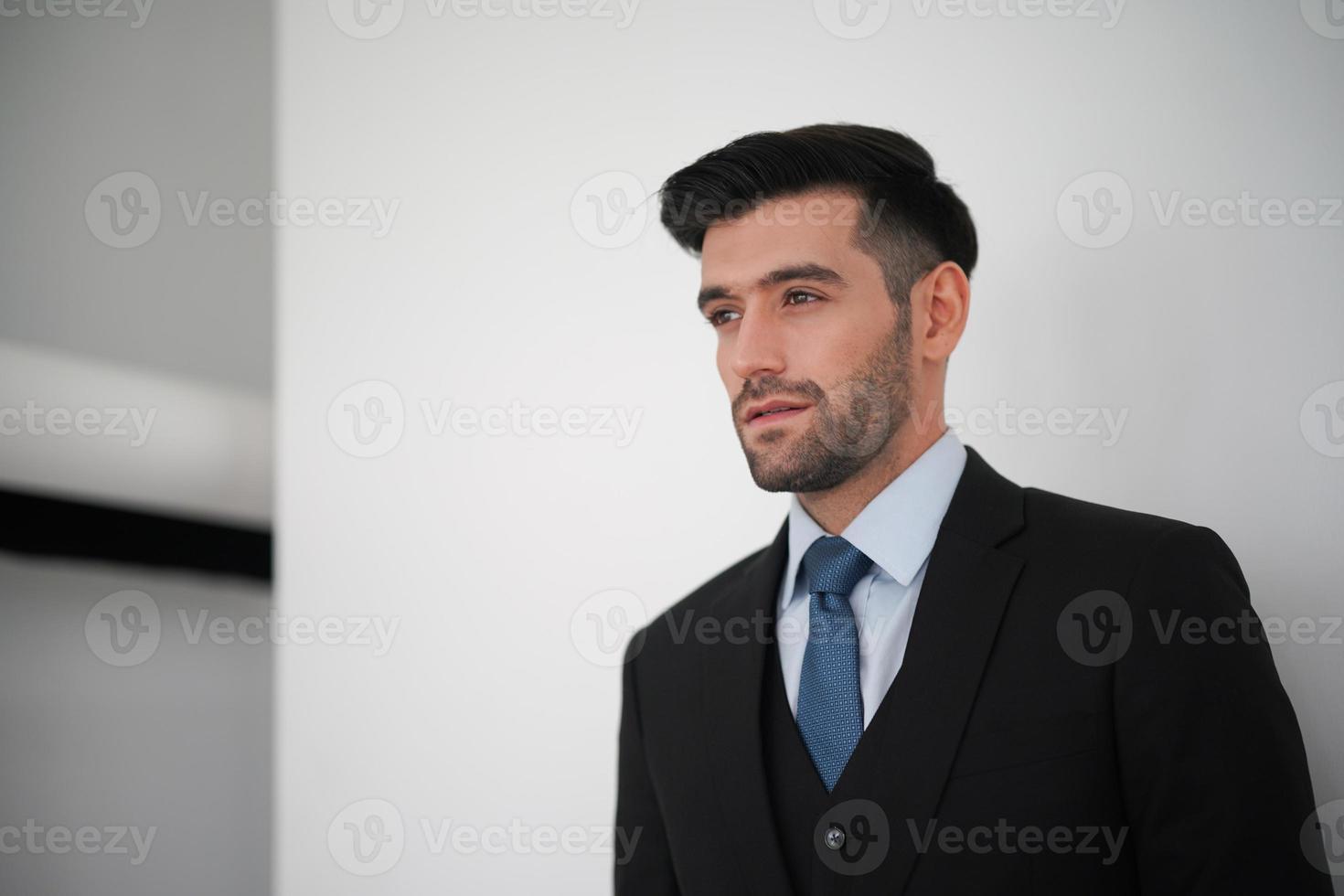 elegante giovane uomo bello caucasico su sfondo bianco, ritratto di moda in studio. foto