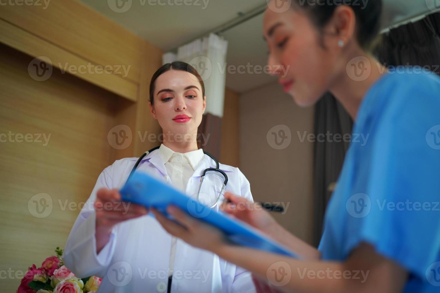 team di infermieri e medici pronti per la giornata di lavoro foto