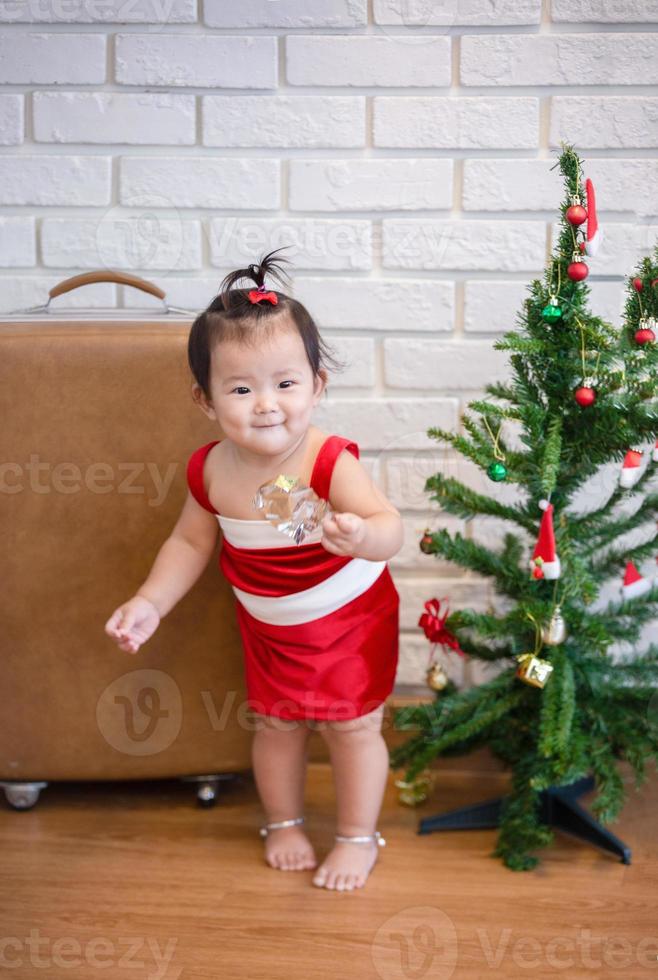 bambina in costume rosso per tema natalizio. foto