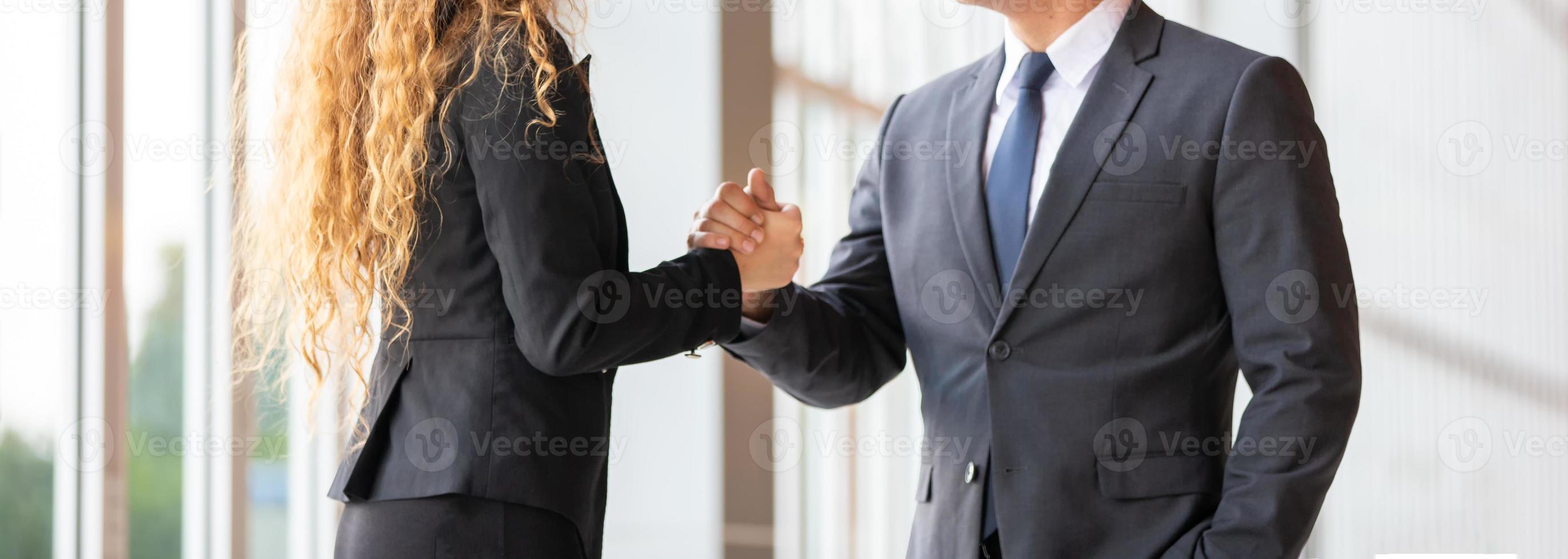 stretta di mano dell'uomo d'affari per il lavoro di squadra di fusione e acquisizione di affari, negoziazione riuscita, stretta di mano, due uomini d'affari si stringono la mano con il partner per celebrare la partnership e il concetto di affare foto