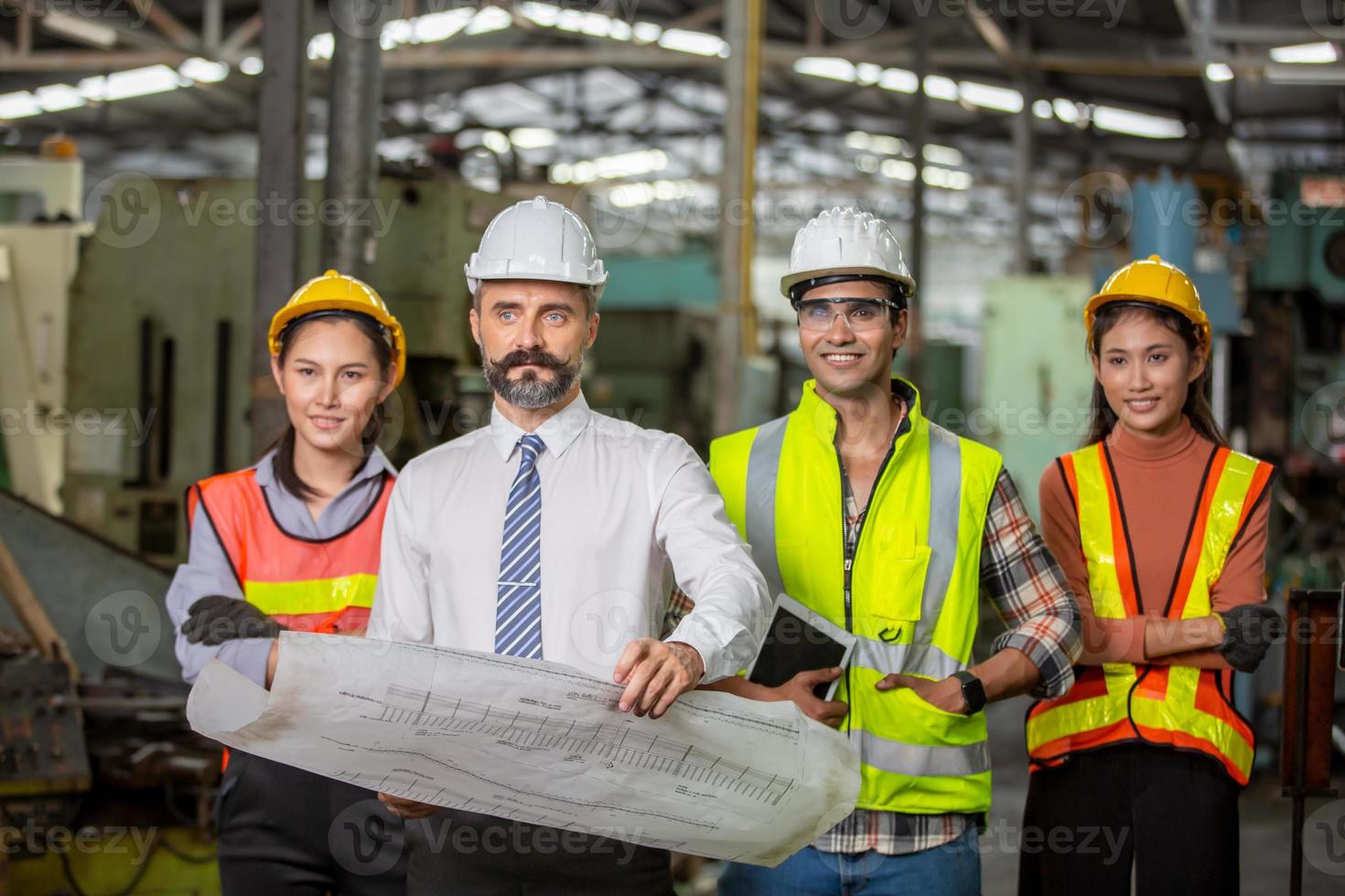 il caposquadra o il lavoratore lavorano in fabbrica controllano la macchina o i prodotti in loco. ingegnere o tecnico che controlla materiale o macchina sull'impianto. industriale e di fabbrica. foto