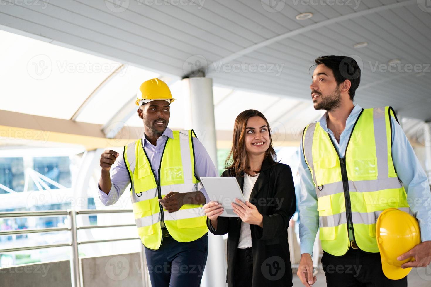 donna d'affari e lavoratore che discutono con l'ingegnere in cantiere. foto