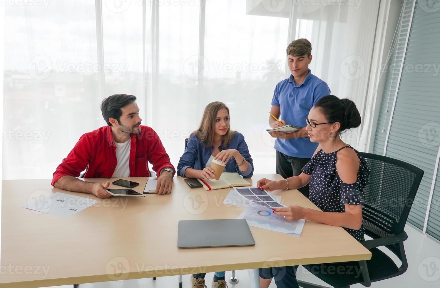 gruppo di uomini d'affari che collaborano in ufficio o uomini d'affari multietnici in riunione. foto