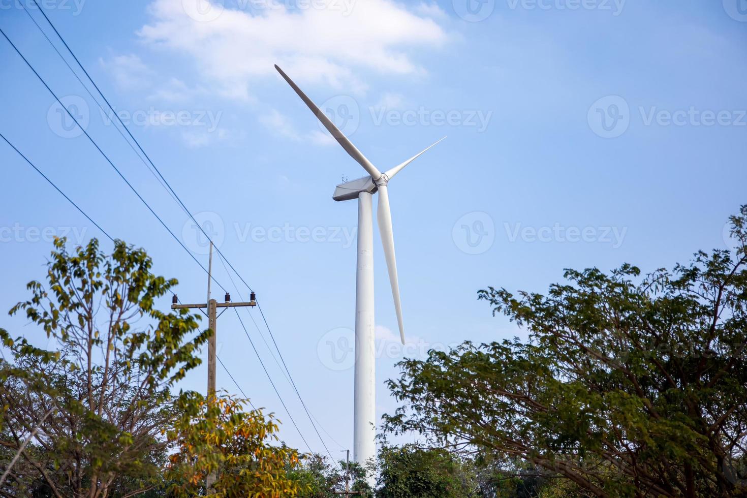 il funzionamento della turbina eolica, il cielo blu, il concetto di potenza energetica foto