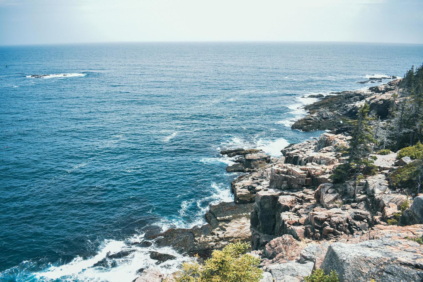 costa rocciosa del maine sul sentiero dell'oceano nel parco nazionale di acadia foto