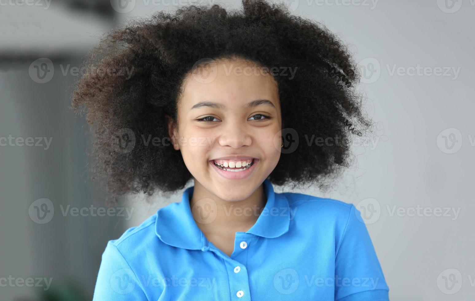 i bambini afroamericani studiano con gli amici in classe. foto