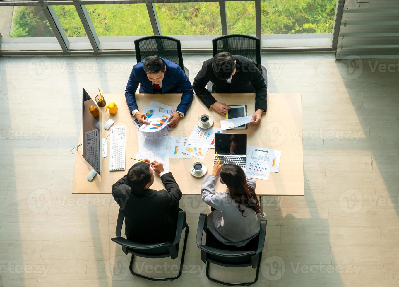 vista dall'alto su un gruppo di uomini d'affari e donne d'affari che hanno una riunione e prendono un impegno aziendale. foto
