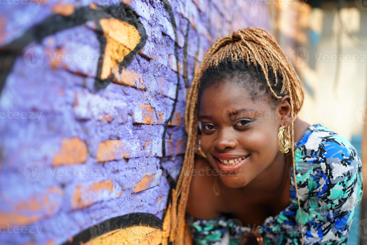 ritratto di giovani ragazze di pelle nera con acconciatura afro in posa all'aperto. foto