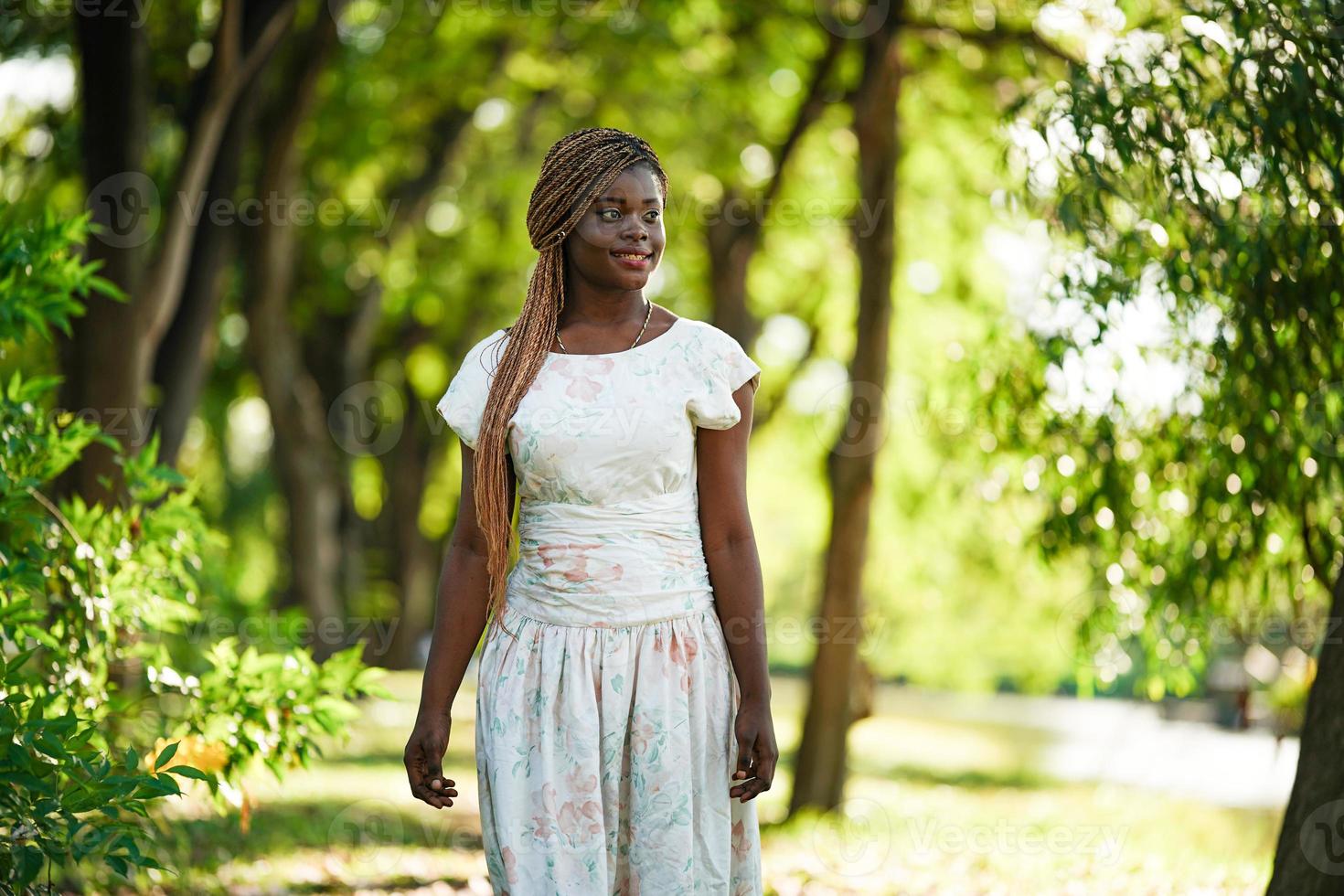 concetto di moda e bellezza ritratto attraente del primo piano della donna afroamericana foto