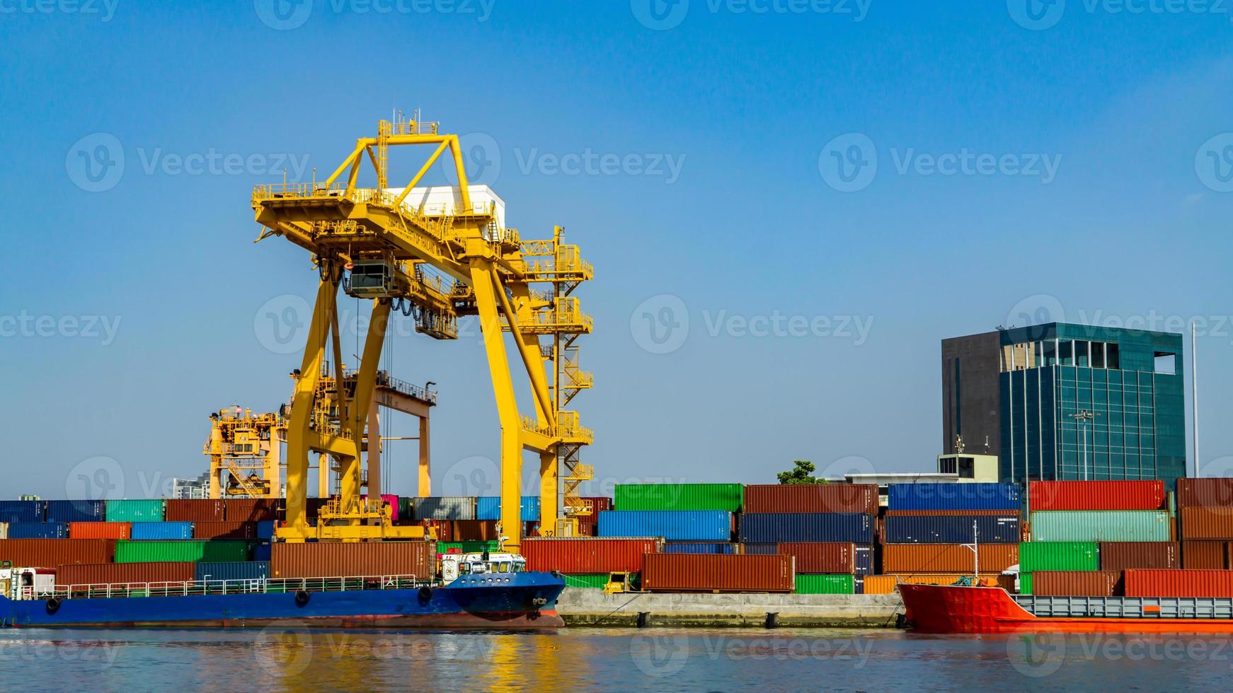 carico di container in una nave da carico con gru industriale. nave portacontainer in società di logistica aziendale di importazione ed esportazione. concetto di industria e trasporto. foto