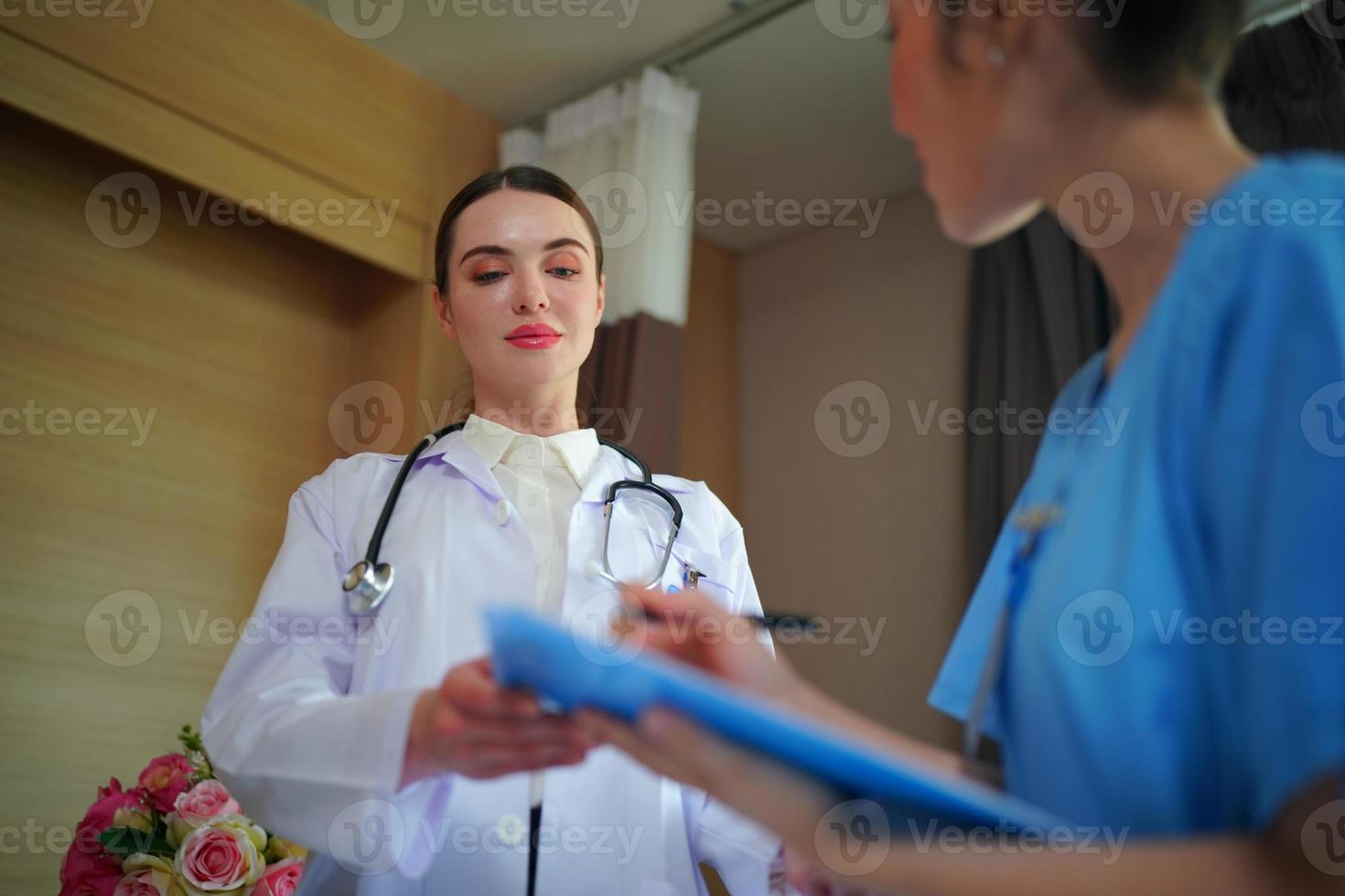 team di infermieri e medici pronti per la giornata di lavoro foto