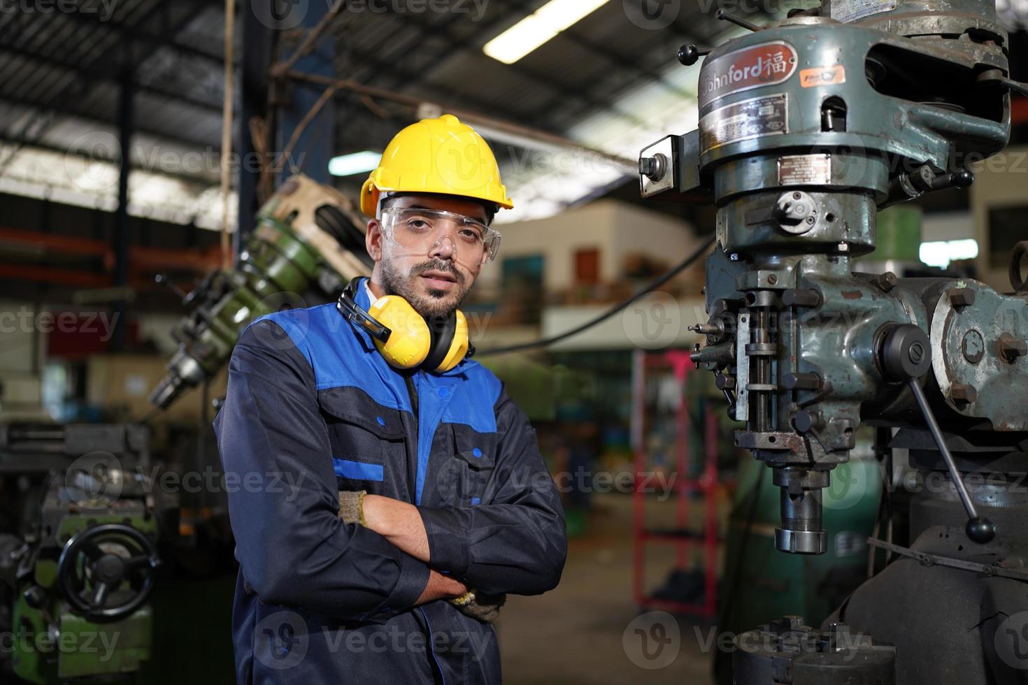 qualità professionale delle abilità del lavoratore dell'ingegnere degli uomini, manutenzione, operaio di fabbrica dell'industria di formazione, officina del magazzino per gli operatori della fabbrica, produzione del team di ingegneria meccanica. foto