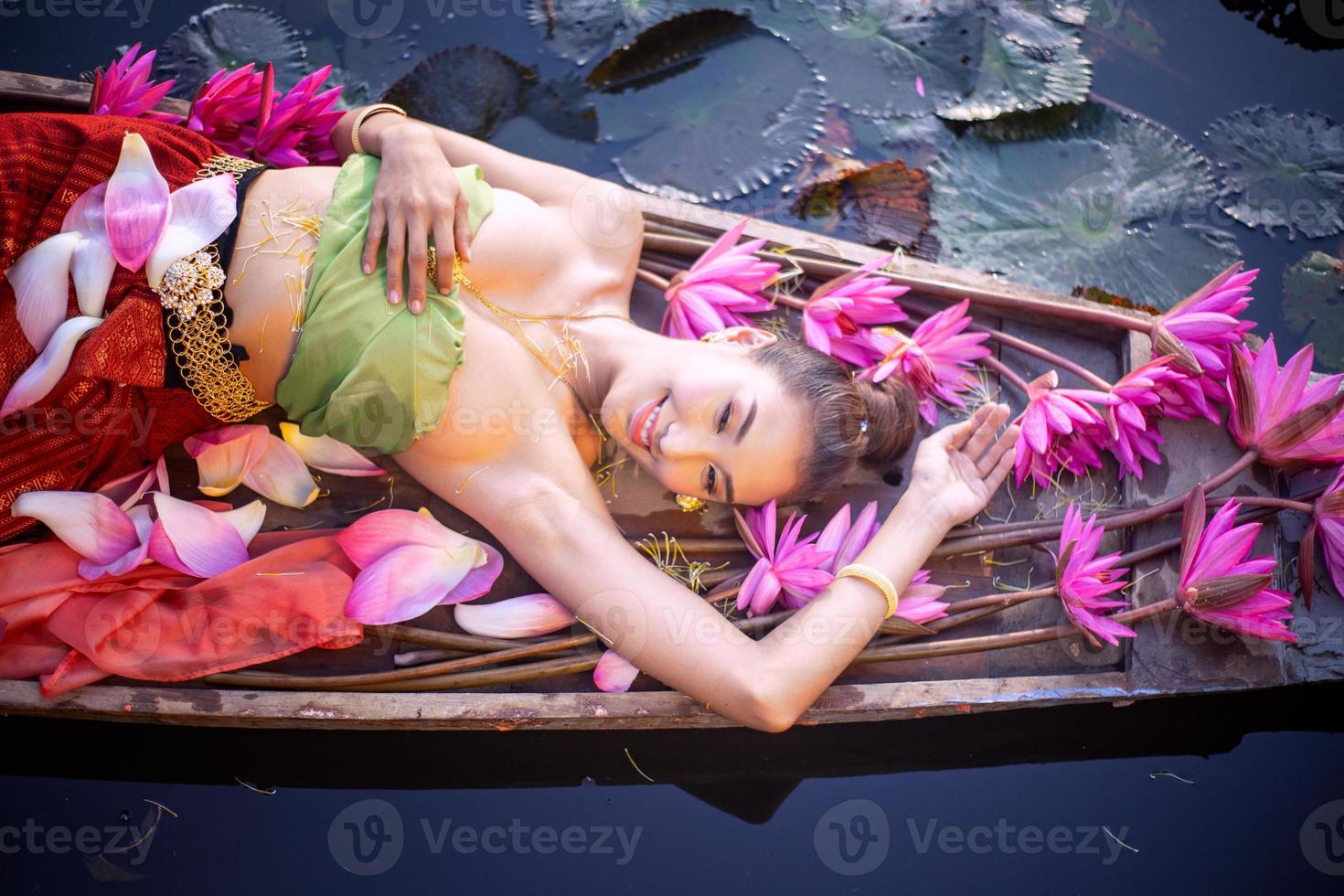 giovani donne asiatiche in abito tradizionale in barca e fiori di loto rosa nello stagno belle ragazze in costume tradizionale ragazza tailandese in abito tailandese retrò, ragazza tailandese in costume tradizionale foto