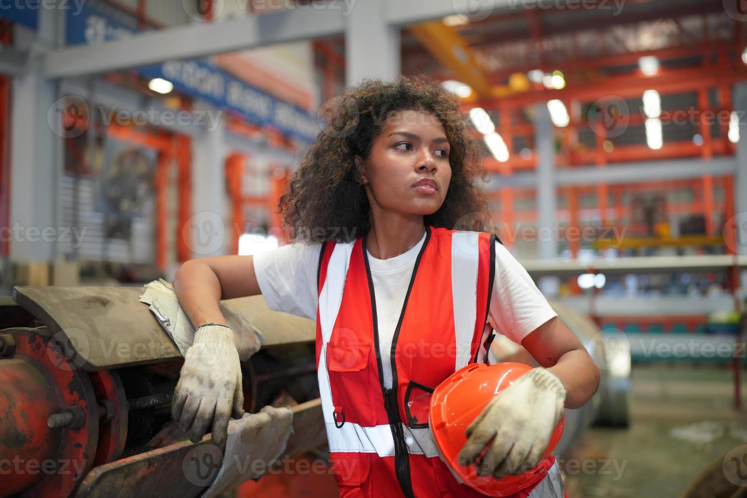 caposquadra o lavoratrice lavoratrice presso il sito di fabbrica controlla la macchina o i prodotti in loco. ingegnere o tecnico che controlla materiale o macchina sull'impianto. industriale e di fabbrica. foto